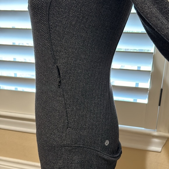 Lulu lemon tops in excellent condition - Picture 4 of 5